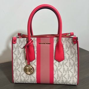 MICHAEL KORS CENTER
STRIPE MAPLE SMALL GERAN MULTI
SATCHEL MK LOGO BAG